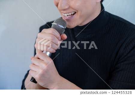 一個男人在卡拉OK唱歌 124455328