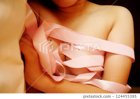 粉紅絲帶遮住了女人的乳房 124455395