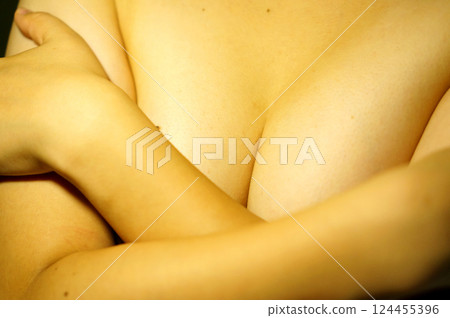 用手臂遮住女人的乳房 124455396