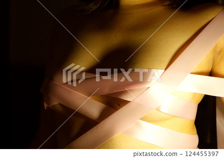 女人的乳房有印記 124455397