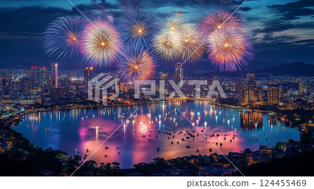煙火在湖面上綻放，以美麗的夜景為背景。夏日祭煙火大會 124455469