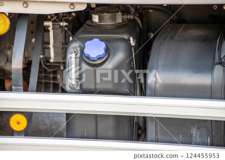 貨運卡車中的 AdBlue 罐 124455953