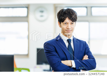 Young businessman wearing a suit 124457140
