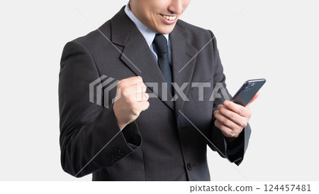 一位男商人很高興看到他的智慧型手機螢幕 124457481