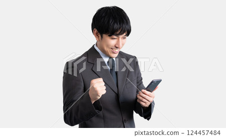 一位男商人很高興看到他的智慧型手機螢幕 一位男商人很高興看到他的智慧型手機螢幕 124457484