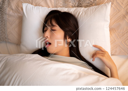一個女人睡覺打呼嚕 124457646