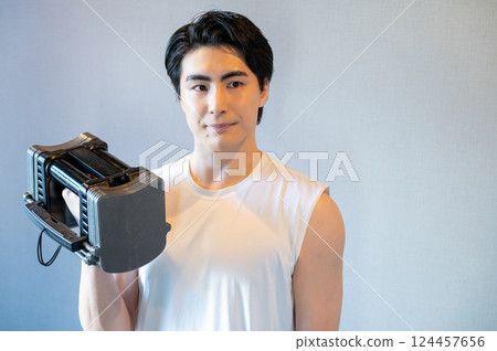 男人用啞鈴進行肌肉訓練 男人用啞鈴進行肌肉訓練 124457656