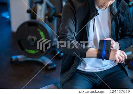 A man wearing a support 124457659