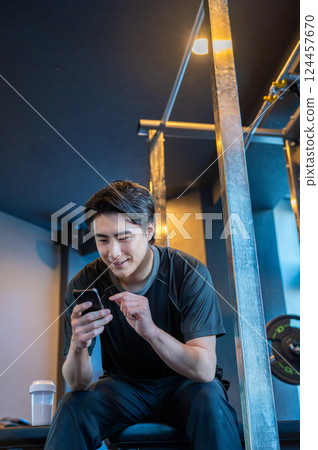 一個操作智能手機的人 124457670