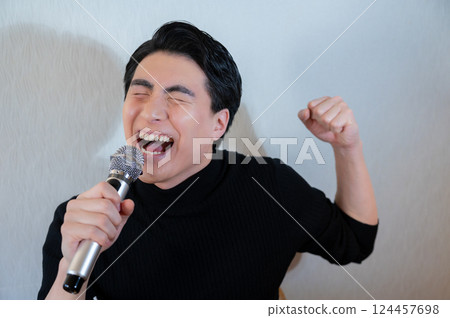 一個男人在卡拉OK唱歌 一個男人在卡拉OK唱歌 124457698