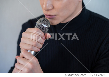 一個男人在卡拉OK唱歌 124457699