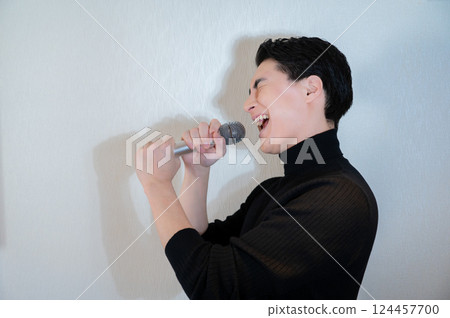 A man sang at a karaoke 124457700