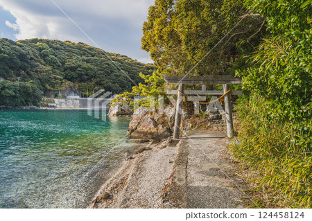 A view of the road leading to Inohana Lake Shrine in Hamamatsu City (Shizuoka Prefecture) 124458124