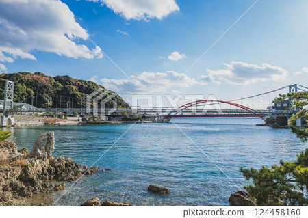 The view of Seto Bridge and Shin-Seto Bridge from Inohana Lake Shrine in Hamamatsu City (Shizuoka Prefecture) 124458160