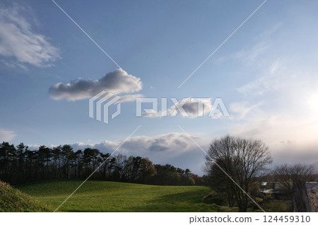 小岩井農場的夜景，天空、雲和初春的陽光。一片令人昏昏欲睡的初春景象。 124459310