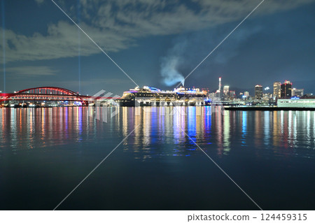 豪華遊輪「海洋光譜號」和神戶大橋的夜景 豪華遊輪「海洋光譜號」和神戶大橋的夜景 124459315