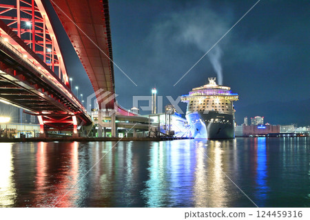 豪華遊輪「海洋光譜號」和神戶大橋的夜景 豪華遊輪「海洋光譜號」和神戶大橋的夜景 124459316