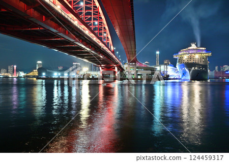 豪華遊輪「海洋光譜號」和神戶大橋的夜景 豪華遊輪「海洋光譜號」和神戶大橋的夜景 124459317