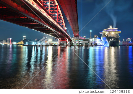 Night view of the luxury cruise ship "Spectrum of the Seas" and Kobe Bridge Night view of the luxury cruise ship "Spectrum of the Seas" and Kobe Bridge 124459318