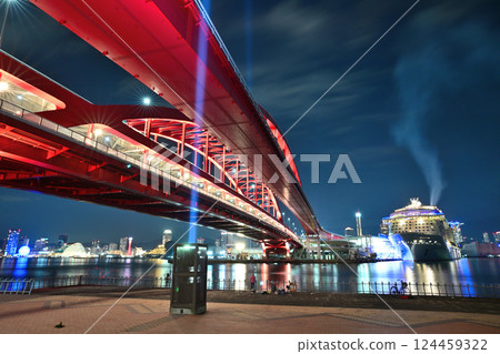Night view of the luxury cruise ship "Spectrum of the Seas" and Kobe Bridge Night view of the luxury cruise ship "Spectrum of the Seas" and Kobe Bridge 124459322