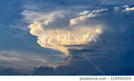 夕陽下的積雨雲－大自然的壯麗藝術作品遍佈天空 124459359