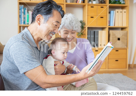祖父母和孫輩閱讀圖畫書 124459762