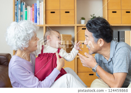 祖父母和孫子一起微笑 祖父母和孫子一起微笑 124459868