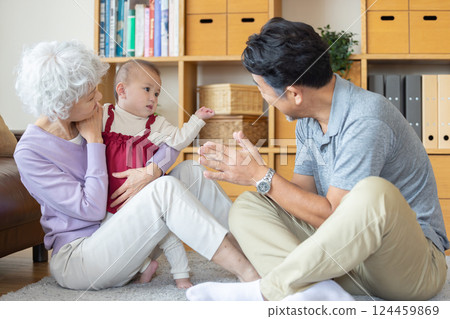 祖父母和孫子一起微笑 祖父母和孫子一起微笑 124459869
