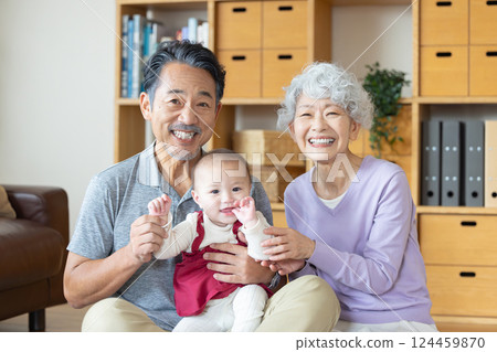 祖父母和孫子一起微笑 祖父母和孫子一起微笑 124459870