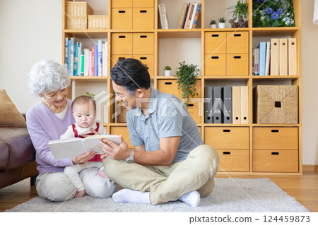Grandparents and grandchildren reading picture books Grandparents and grandchildren reading picture books 124459873