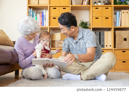 Grandparents and grandchildren reading picture books 124459877