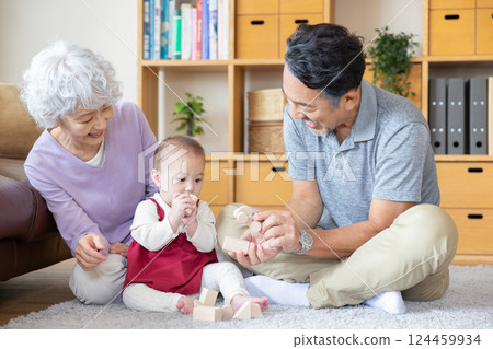祖父母和孫輩的積木 祖父母和孫輩的積木 124459934