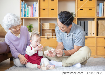 祖父母和孫輩的積木 祖父母和孫輩的積木 124459935