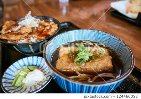 北海道特產:豬肉蓋飯和狐狸蕎麥麵日式套餐 北海道特產:豬肉蓋飯和狐狸蕎麥麵日式套餐 124460058