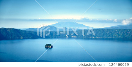 神秘的摩週湖和神威州島的壯麗景色 神秘的摩週湖和神威州島的壯麗景色 124460059