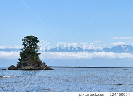 明和岩與立山連峰 - 橫跨雨晴海岸的夢幻風景 明和岩與立山連峰 - 橫跨雨晴海岸的夢幻風景 124460064