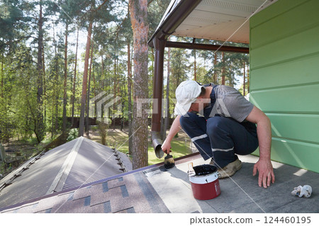 The master on the roof installs flexible tiles. Construction of houses 124460195