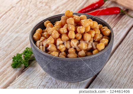 Boiled chickpea beans in the bowl 124461406