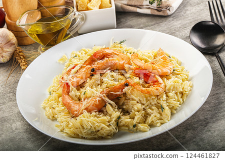 Italian pasta Orzo with prawn Italian pasta Orzo with prawn 124461827