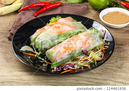 Vietnamese spring roll with prawn and salad 124461936