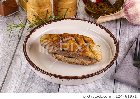 Delicous roasted duck breast fillet 124461951