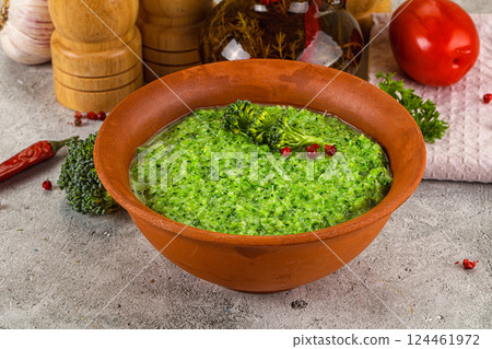 Dietari vegan broccoli cream soup 124461972
