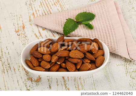 Tasty ripe almond nuts heap Tasty ripe almond nuts heap 124462040