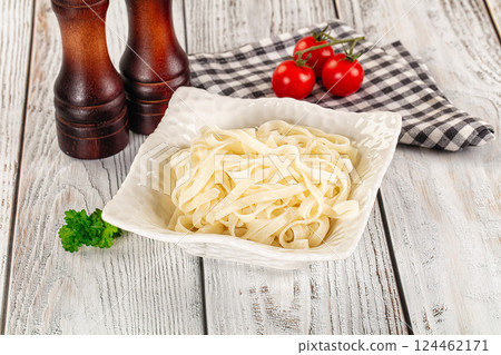 Boiled wheat asian udon noodles 124462171