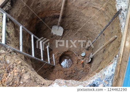 new well, ladder to the bottom 124462290