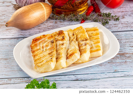 Greek traditional grilled halloumi cheese 124462350