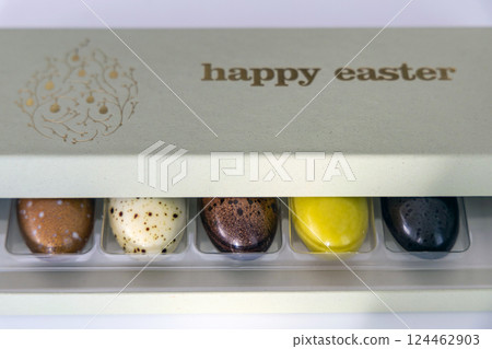 A box of chocolate eggs with the inscription in English Happy Easter. 124462903