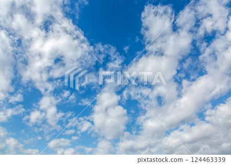 藍天上漂浮的雲 [背景資料] 124463339