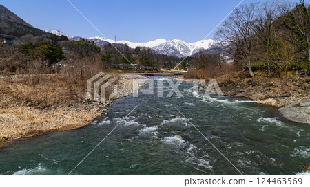 （群馬縣）在剩餘的雪季裡，水上町、利根川和谷川山脈的壯麗景色 124463569