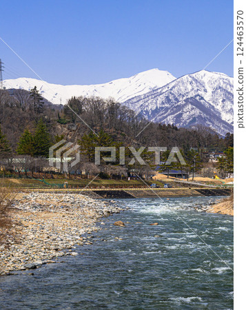 （群馬縣）在剩餘的雪季裡，水上町、利根川和谷川山脈的壯麗景色 124463570